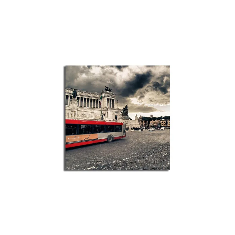 Lærredstryk 45x45 cm - Rød bybus på en plads med historisk arkitektur og dramatiske skyer, Rød / Grå / Beige