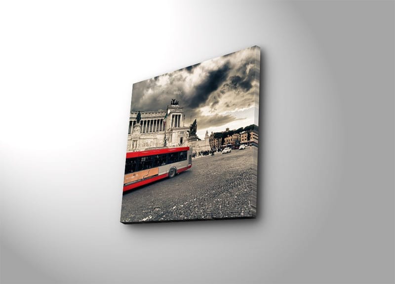 Lærredstryk 45x45 cm - Rød bybus på en plads med historisk arkitektur og dramatiske skyer - Rød / Grå / Beige - Boligtilbehør - Billeder & kunst - Billeder på lærred