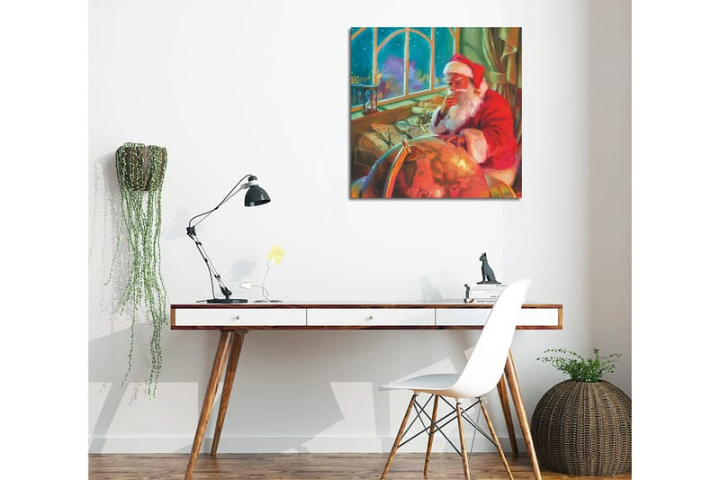 Lærredstryk 45x45 cm - Reflekterende julemand ved et skrivebord med en globus og papir - Rød / Grøn / Beige - Boligtilbehør - Billeder & kunst - Billeder på lærred