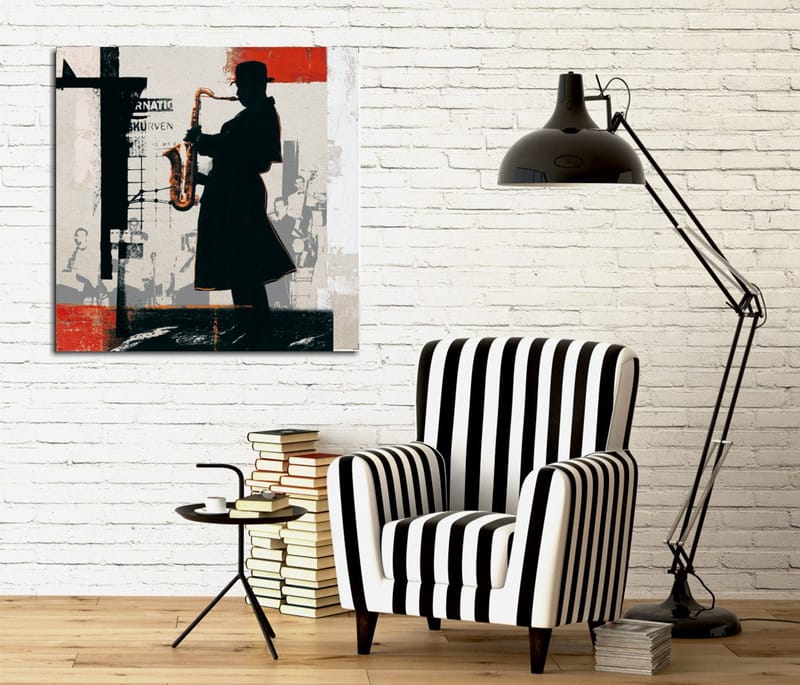 Lærredstryk 45x45 cm - Silhuet af en saxofonist i et bymiljø, Sort / Rød / Beige
