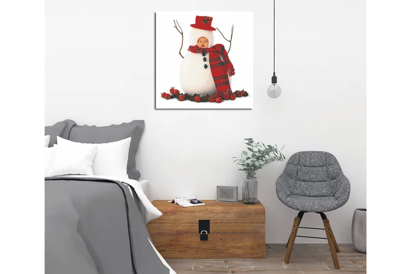 Lærredstryk 45x45 cm - Snemand med rød hue og tørklæde, omgivet af nisser, Hvid / Rød / Sort