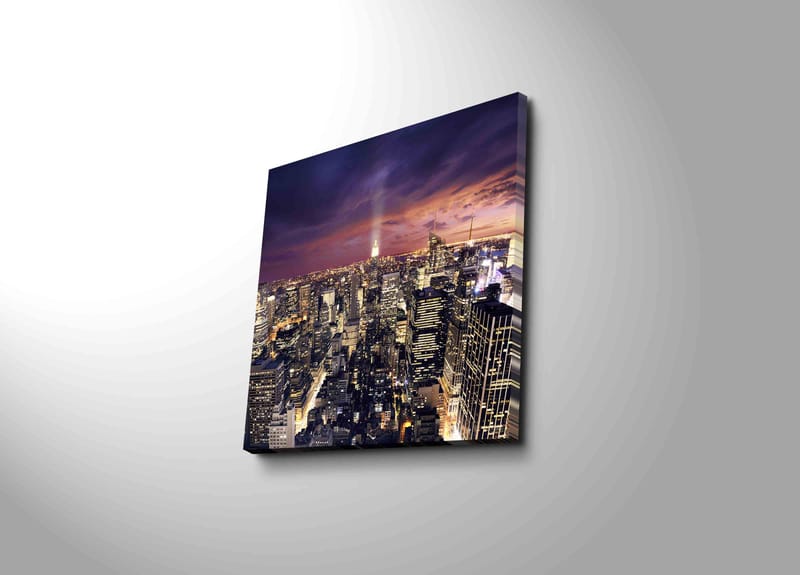 Lærredstryk 45x45 cm - Storslået udsigt over en by i skumringen med funklende lys, Mørkeblå / Lilla / Guld