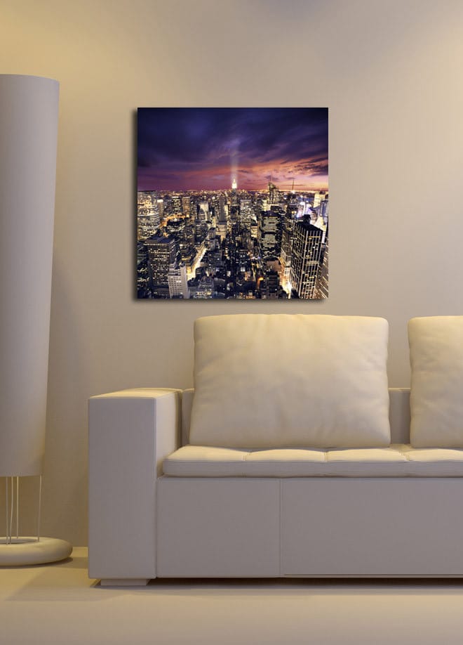 Lærredstryk 45x45 cm - Storslået udsigt over en by i skumringen med funklende lys - Mørkeblå / Lilla / Guld - Boligtilbehør - Billeder & kunst - Billeder på lærred