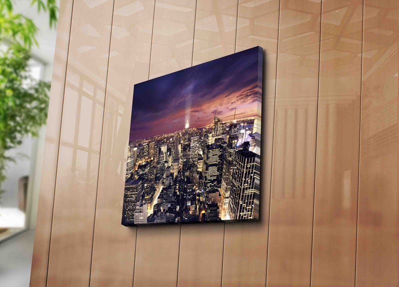 Lærredstryk 45x45 cm - Storslået udsigt over en by i skumringen med funklende lys - Mørkeblå / Lilla / Guld - Boligtilbehør - Billeder & kunst - Billeder på lærred