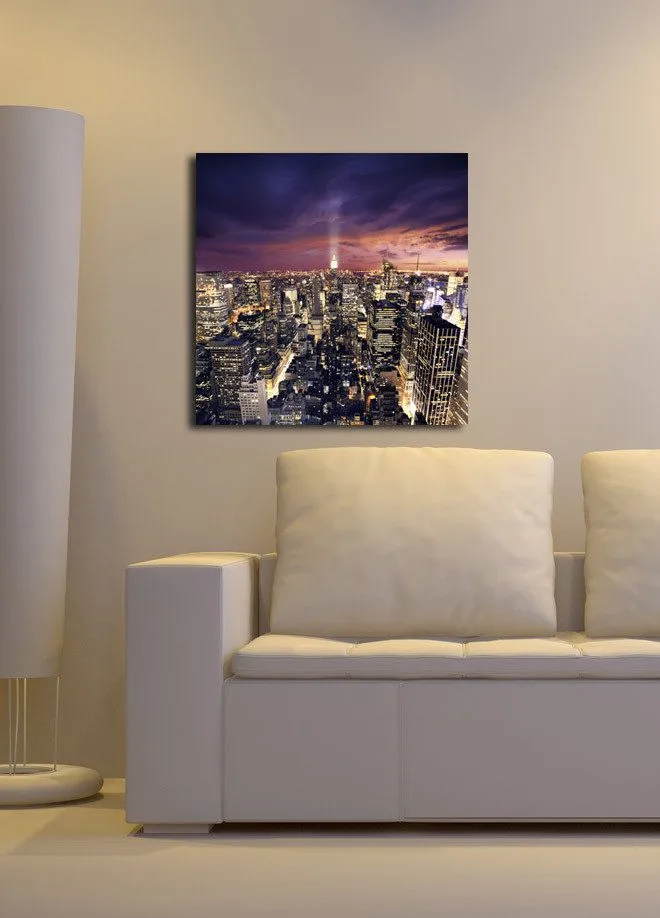 Lærredstryk 45x45 cm - Storslået udsigt over en by i skumringen med funklende lys - Mørkeblå / Lilla / Guld - Boligtilbehør - Billeder & kunst - Billeder på lærred