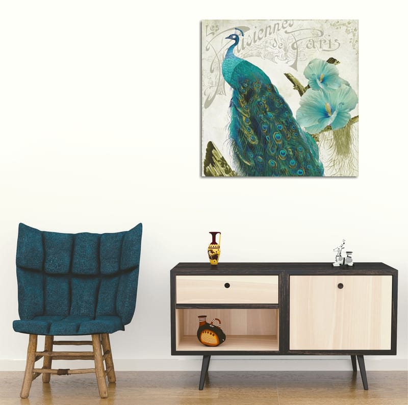 Lærredstryk 45x45 cm - Storslået påfugl med detaljerede fjer og blomster i baggrunden, Turkis / Grøn / Hvid