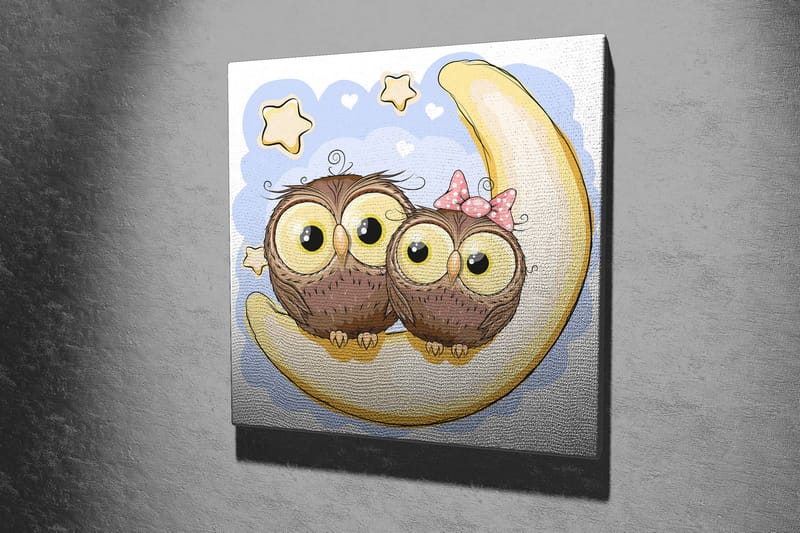 Lærredstryk 45x45 cm - To søde ugler siddende på en halvmåne med stjerner i baggrunden - Brun / Gul / Lyseblå - Boligtilbehør - Billeder & kunst - Billeder på lærred