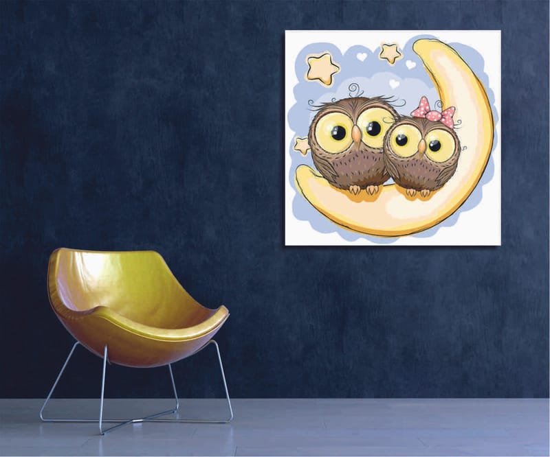Lærredstryk 45x45 cm - To søde ugler siddende på en halvmåne med stjerner i baggrunden, Brun / Gul / Lyseblå