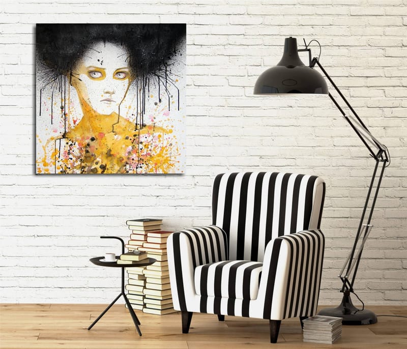 Lærredstryk 45x45 cm - Portræt af en kvinde med sort hår og en gul baggrund, Sort / Gul / Hvid