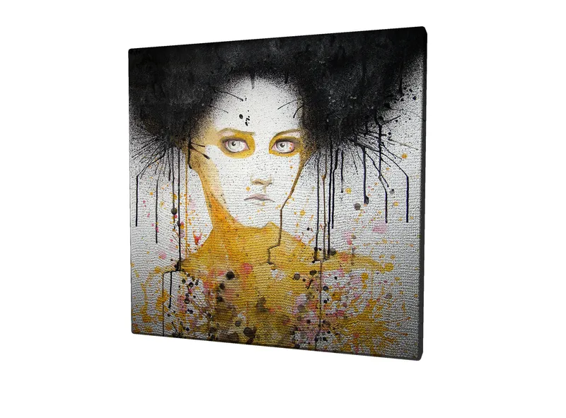 Lærredstryk 45x45 cm - Portræt af en kvinde med sort hår og en gul baggrund - Sort / Gul / Hvid - Boligtilbehør - Billeder & kunst - Billeder på lærred