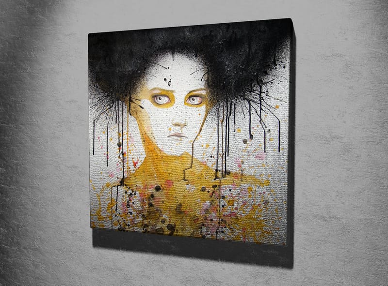 Lærredstryk 45x45 cm - Portræt af en kvinde med sort hår og en gul baggrund - Sort / Gul / Hvid - Boligtilbehør - Billeder & kunst - Billeder på lærred