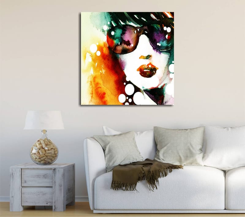 Lærredstryk 45x45 cm - Portræt af en kvinde med solbriller og farverig baggrund - Grøn / Orange / Lilla - Boligtilbehør - Billeder & kunst - Billeder på lærred