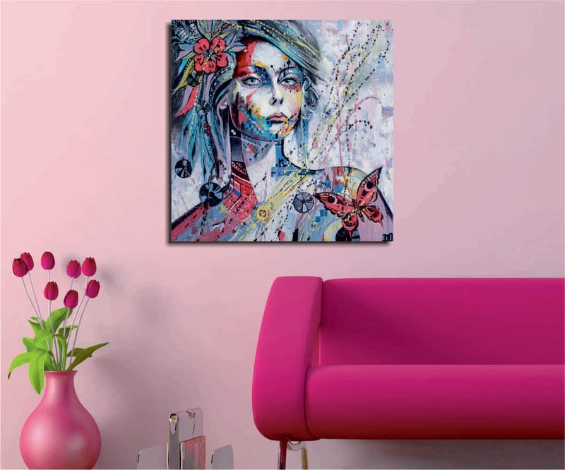 Lærredstryk 45x45 cm - Portræt af en kvinde med farverige detaljer og sommerfugle, Lyserød / Blå / Grøn