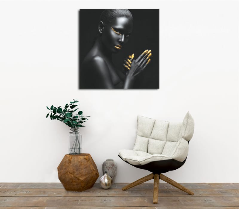 Lærredstryk 45x45 cm - Portræt af en kvinde med sort hud og gyldne detaljer, Sort / Guld