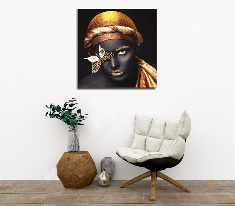 Lærredstryk 45x45 cm - Portræt af en kvinde med gyldne detaljer og en sommerfugl i ansigtet, Sort / Guld / Brun