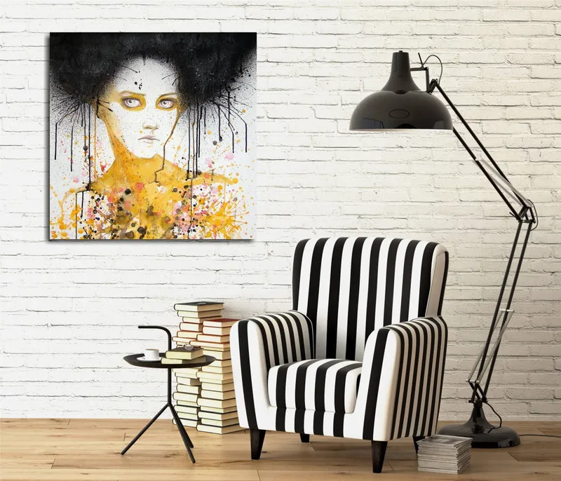 Lærredstryk 45x45 cm - Portræt af en kvinde med sort hår og en gul baggrund, Sort / Gul / Hvid