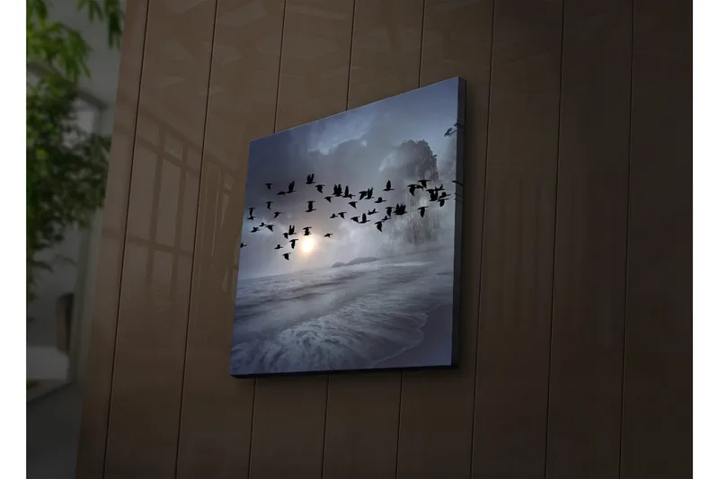 Lærredstryk med LED-belysning 28x28 cm - Flok fugle, der flyver over et tåget havlandskab - Mørkeblå / Grå / Hvid - Boligtilbehør - Billeder & kunst - Billeder på lærred