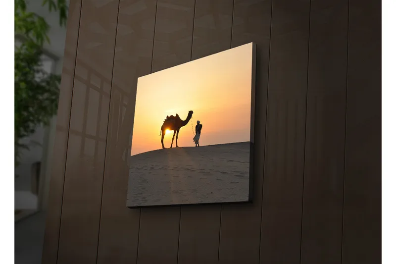 Lærredstryk med LED-belysning 28x28 cm - Kamel og mand ved solnedgang på klitter - Orange / Gul / Sort - Boligtilbehør - Billeder & kunst - Billeder på lærred