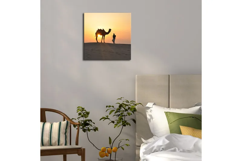 Lærredstryk med LED-belysning 28x28 cm - Kamel og mand ved solnedgang på klitter - Orange / Gul / Sort - Boligtilbehør - Billeder & kunst - Billeder på lærred
