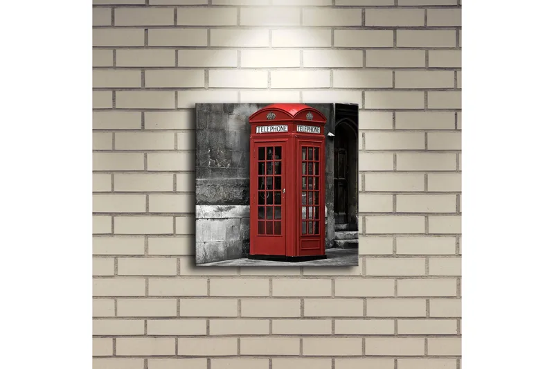 Lærredstryk med LED-belysning 28x28 cm - Rød telefonboks mod en sort-hvid baggrund - Rød / Grå / Sort - Boligtilbehør - Billeder & kunst - Billeder på lærred