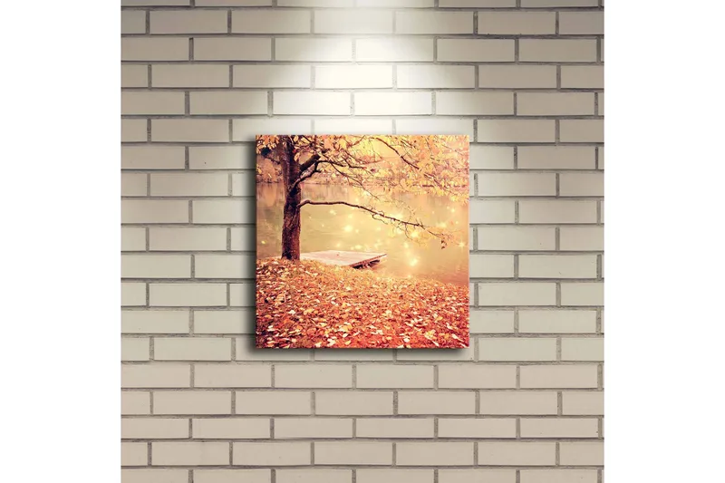 Lærredstryk med LED-belysning 28x28 cm - Smukt efterårsscene med et træ og en båd ved en spejlblank sø - Orange / Guld / Brun - Boligtilbehør - Billeder & kunst - Billeder på lærred