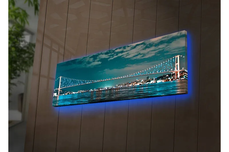 Lærredstryk med LED-belysning 30x90 cm - Bro over et roligt vand med byens lys i baggrunden, Mørkeblå / Turkis / Lysegrøn