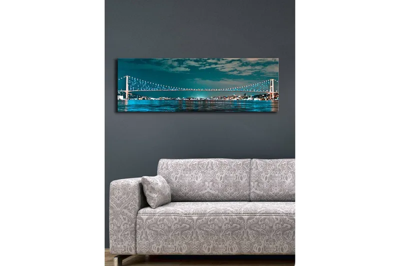 Lærredstryk med LED-belysning 30x90 cm - Bro over et roligt vand med byens lys i baggrunden - Mørkeblå / Turkis / Lysegrøn - Boligtilbehør - Billeder & kunst - Billeder på lærred