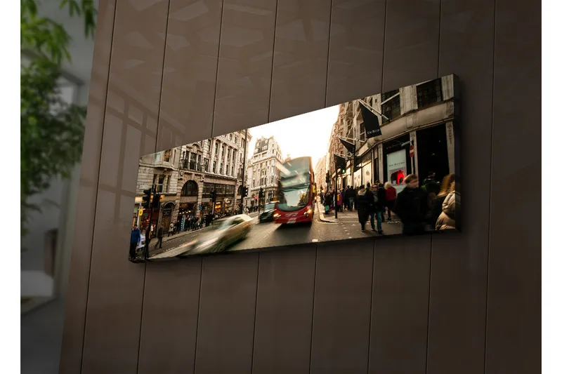 Lærredstryk med LED-belysning 30x90 cm - Livligt bybillede med bevægelse og mennesker på en gade - Rød / Beige / Grøn - Boligtilbehør - Billeder & kunst - Billeder på lærred