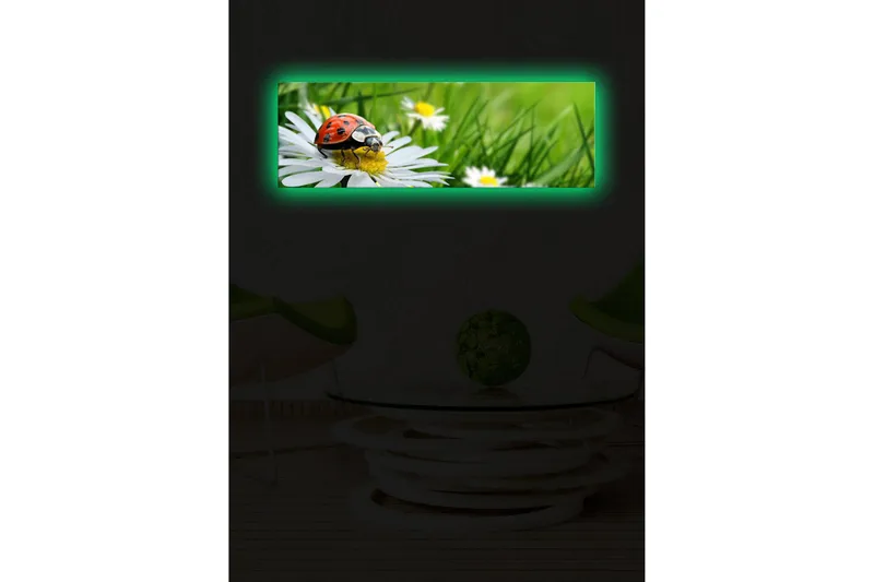 Lærredstryk med LED-belysning 30x90 cm - Mariehøne på en blomst i et frodigt miljø - Grøn / Hvid / Rød - Boligtilbehør - Billeder & kunst - Billeder på lærred