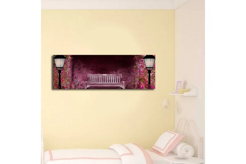 Lærredstryk med LED-belysning 30x90 cm - Romantisk parkbænk omgivet af blomstrende planter - Lyserød / Grøn / Brun - Boligtilbehør - Billeder & kunst - Billeder på lærred