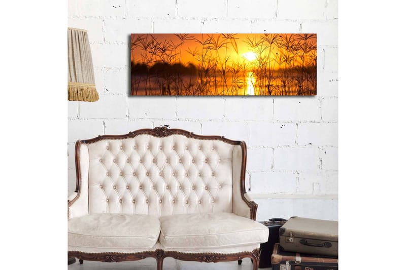 Lærredstryk med LED-belysning 30x90 cm - Solnedgang over en spejlblank sø med græs i forgrunden - Orange / Guld / Sort - Boligtilbehør - Billeder & kunst - Billeder på lærred