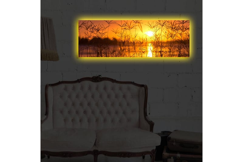 Lærredstryk med LED-belysning 30x90 cm - Solnedgang over en spejlblank sø med græs i forgrunden - Orange / Guld / Sort - Boligtilbehør - Billeder & kunst - Billeder på lærred