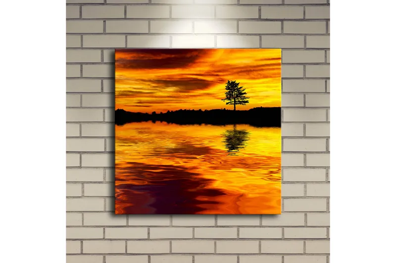 Lærredstryk med LED-belysning 40x40 cm - Solnedgang over en spejlblank sø med silhuet af et ensomt træ - Guld / Orange / Sort - Boligtilbehør - Billeder & kunst - Billeder på lærred