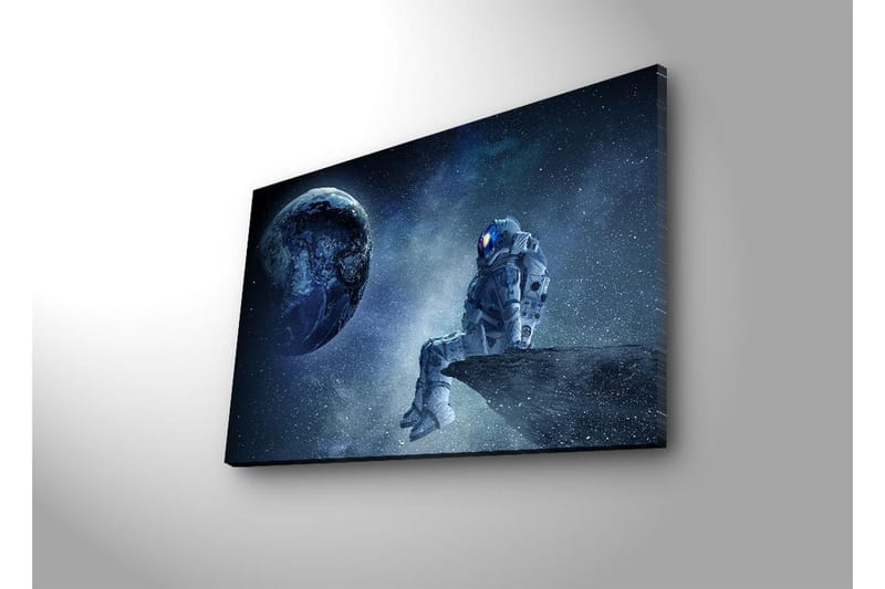 Lærredstryk med LED-belysning 45x70 cm - Astronaut sidder på en klippe og kigger ud på Jorden i rummet - Mørkeblå / Grå / Hvid - Boligtilbehør - Billeder & kunst - Billeder på lærred