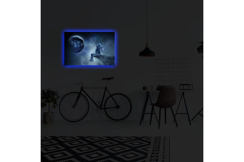 Lærredstryk med LED-belysning 45x70 cm - Astronaut sidder på en klippe og kigger ud på Jorden i rummet - Mørkeblå / Grå / Hvid - Boligtilbehør - Billeder & kunst - Billeder på lærred