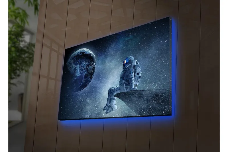 Lærredstryk med LED-belysning 45x70 cm - Astronaut sidder på en klippe og kigger ud på Jorden i rummet, Mørkeblå / Grå / Hvid