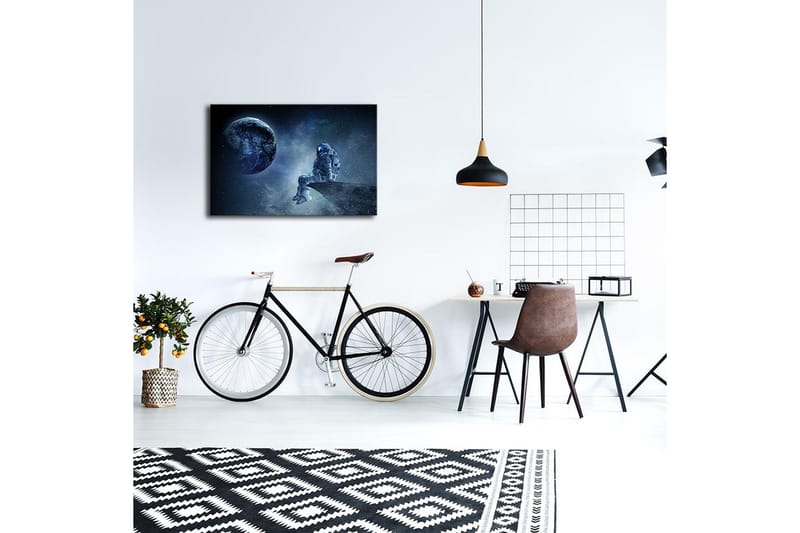Lærredstryk med LED-belysning 45x70 cm - Astronaut sidder på en klippe og kigger ud på Jorden i rummet - Mørkeblå / Grå / Hvid - Boligtilbehør - Billeder & kunst - Billeder på lærred