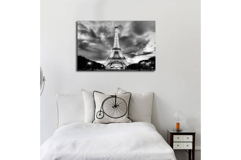 Lærredstryk med LED-belysning 45x70 cm - Dramatisk fotobillede af det oplyste Eiffeltårn i Paris med en overskyet himmel i sort-hvid - Sort / Hvid - Boligtilbehør - Billeder & kunst - Billeder på lærred