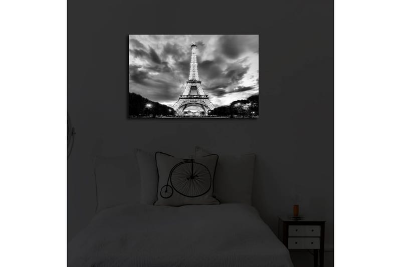 Lærredstryk med LED-belysning 45x70 cm - Dramatisk fotobillede af det oplyste Eiffeltårn i Paris med en overskyet himmel i sort-hvid - Sort / Hvid - Boligtilbehør - Billeder & kunst - Billeder på lærred