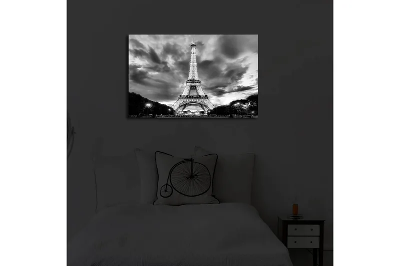 Lærredstryk med LED-belysning 45x70 cm - Dramatisk fotobillede af det oplyste Eiffeltårn i Paris med en overskyet himmel i sort-hvid - Sort / Hvid - Boligtilbehør - Billeder & kunst - Billeder på lærred