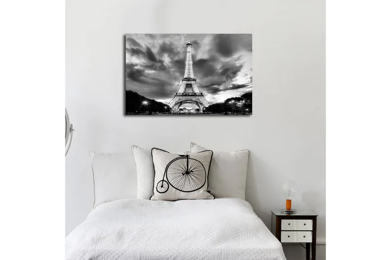 Lærredstryk med LED-belysning 45x70 cm - Dramatisk fotobillede af det oplyste Eiffeltårn i Paris med en overskyet himmel i sort-hvid - Sort / Hvid - Boligtilbehør - Billeder & kunst - Billeder på lærred