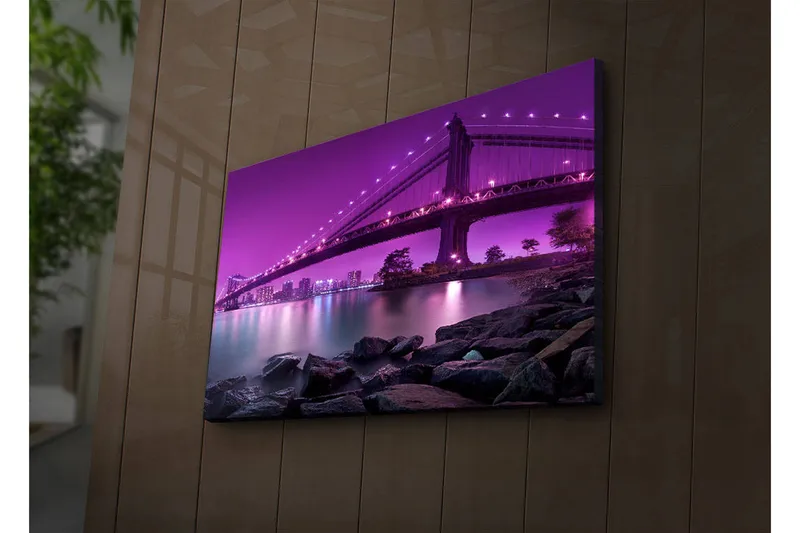 Lærredstryk med LED-belysning 45x70 cm - Lyselilla bro over en rolig vandoverflade - Lys lilla / Mørkegrå / Sort - Boligtilbehør - Billeder & kunst - Billeder på lærred