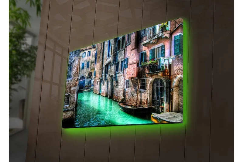 Lærredstryk med LED-belysning 45x70 cm - Smuk kanal med historiske bygninger og både i maleriske omgivelser, Grøn / Lyserød / Blå