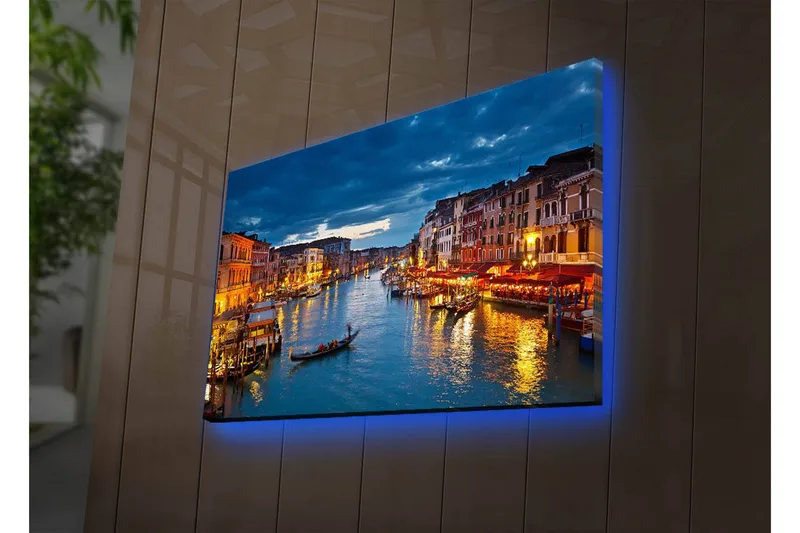 Lærredstryk med LED-belysning 45x70 cm - Smuk udsigt over en kanal i Venedig med oplyste bygninger på vandet, Blå / Orange / Grøn