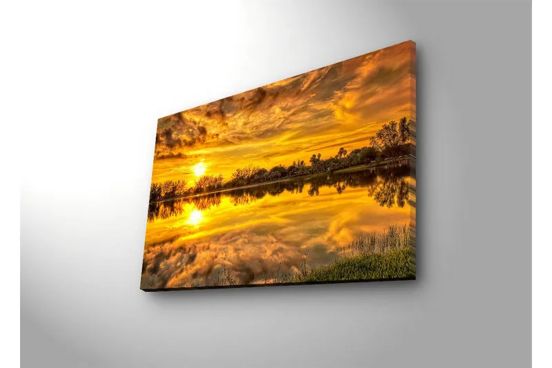 Lærredstryk med LED-belysning 45x70 cm - Solnedgang over en spejlblank sø med omkringliggende træer og grønne områder - Guld / Orange / Grøn - Boligtilbehør - Billeder & kunst - Billeder på lærred