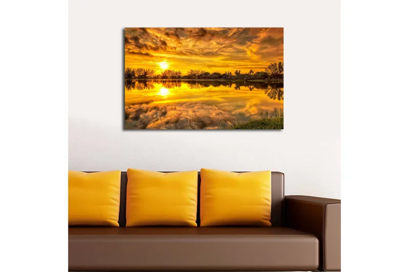 Lærredstryk med LED-belysning 45x70 cm - Solnedgang over en spejlblank sø med omkringliggende træer og grønne områder - Guld / Orange / Grøn - Boligtilbehør - Billeder & kunst - Billeder på lærred