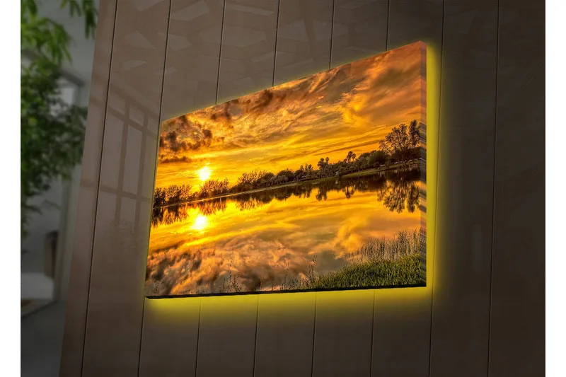 Lærredstryk med LED-belysning 45x70 cm - Solnedgang over en spejlblank sø med omkringliggende træer og grønne områder, Guld / Orange / Grøn
