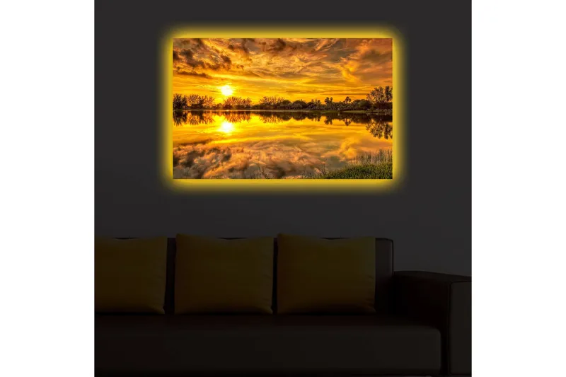 Lærredstryk med LED-belysning 45x70 cm - Solnedgang over en spejlblank sø med omkringliggende træer og grønne områder - Guld / Orange / Grøn - Boligtilbehør - Billeder & kunst - Billeder på lærred
