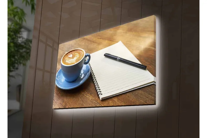 Lærredstryk med LED-belysning - Kop latte art på et træbord sammen med en notesbog og en pen - Blå / Brun / Hvid - Boligtilbehør - Billeder & kunst - Billeder på lærred