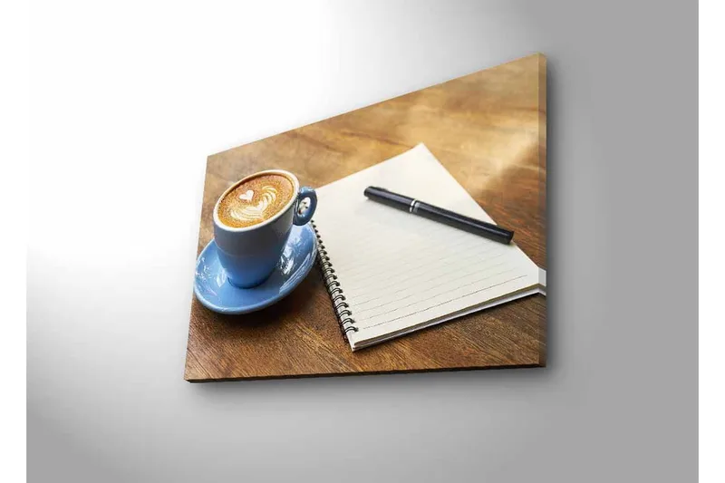 Lærredstryk med LED-belysning - Kop latte art på et træbord sammen med en notesbog og en pen - Blå / Brun / Hvid - Boligtilbehør - Billeder & kunst - Billeder på lærred